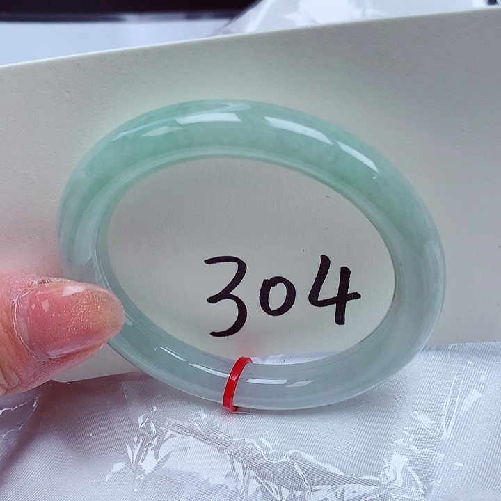 翡翠手镯未镶嵌翡翠