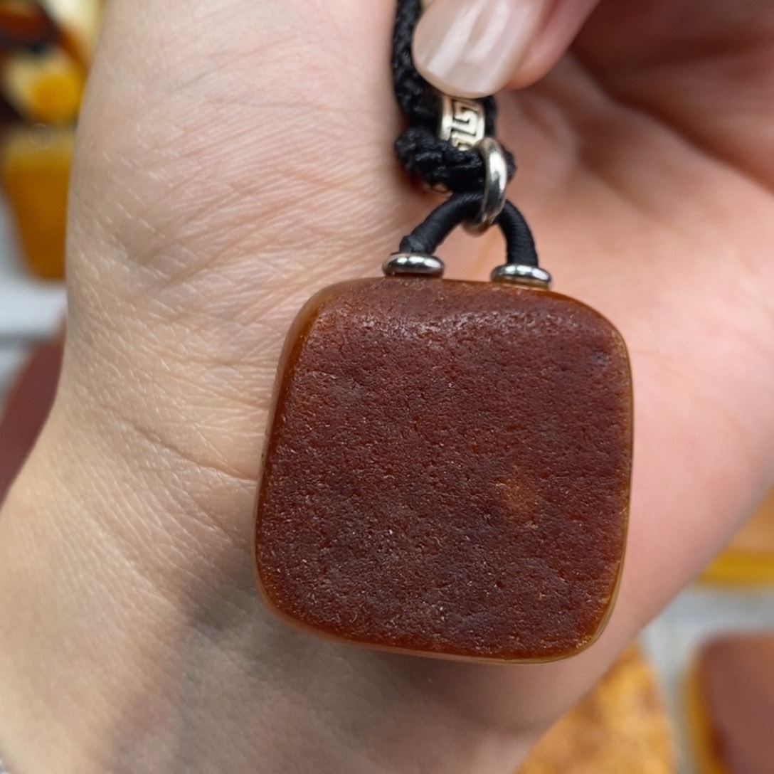 琥珀吊坠(赠链)未镶嵌