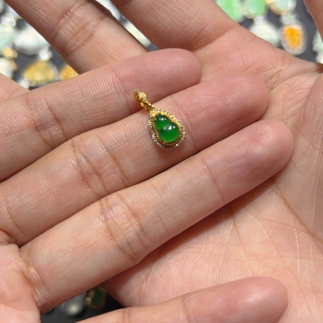 翡翠颈饰18K金镶嵌吊坠