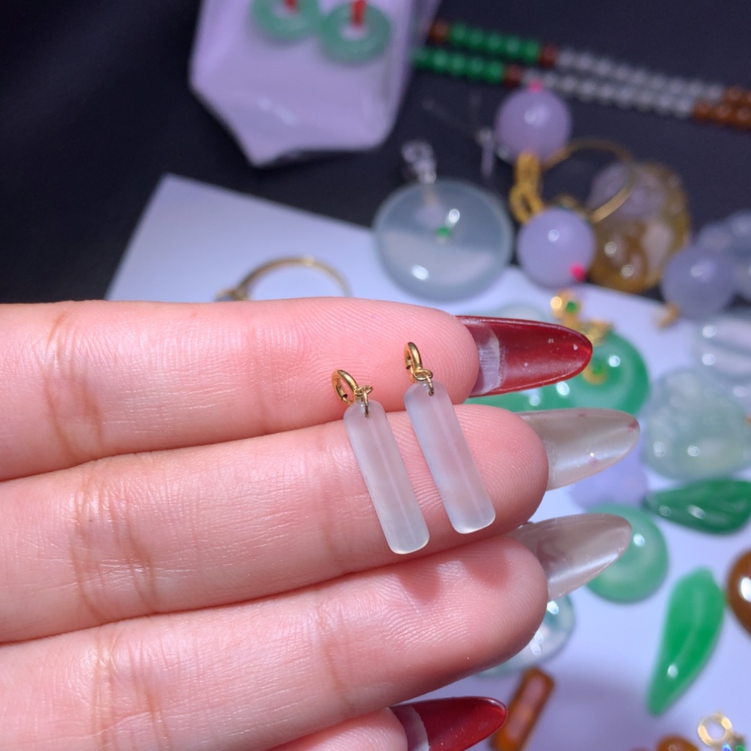 颈饰18K金镶嵌翡翠冰柱