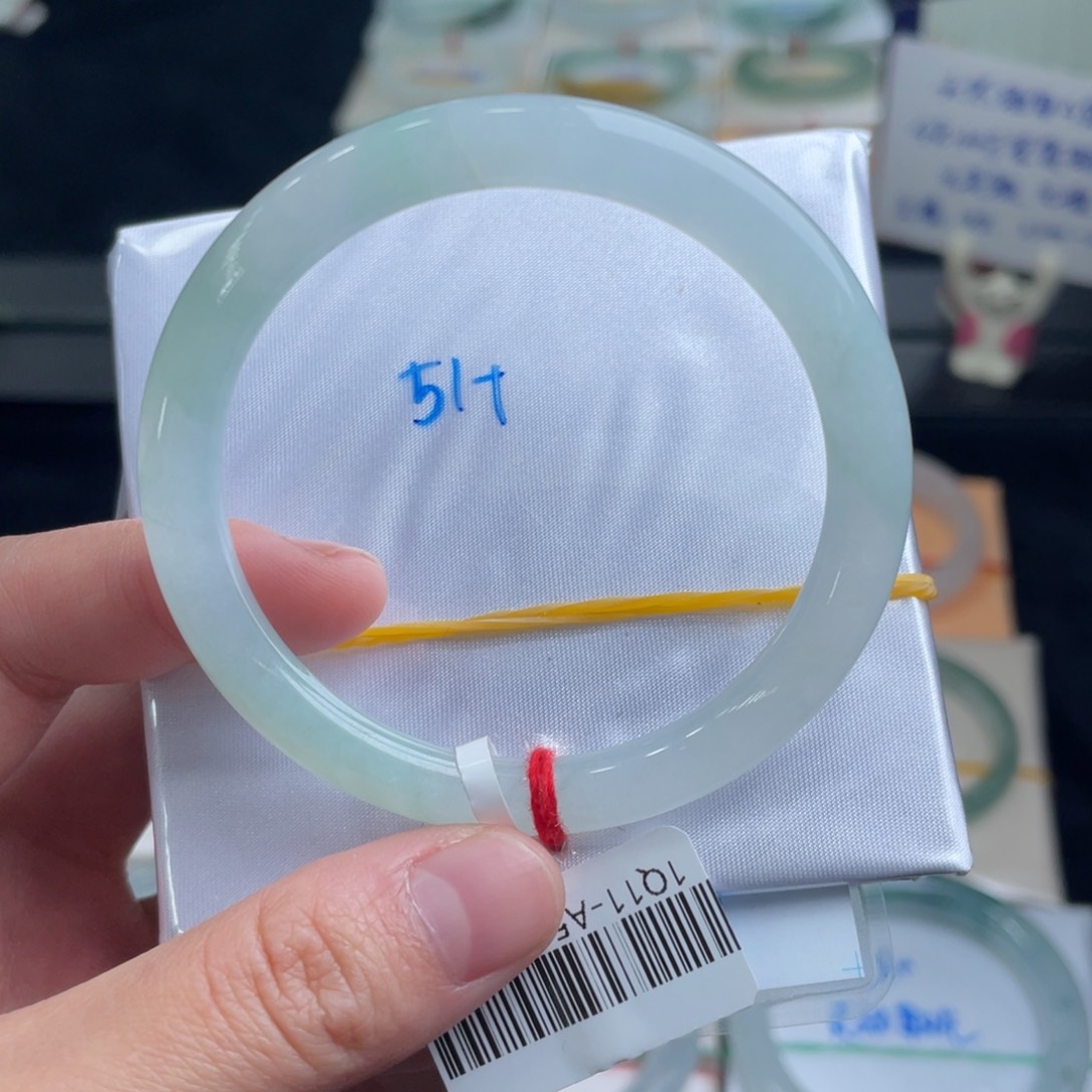 翡翠手镯未镶嵌翡翠手镯