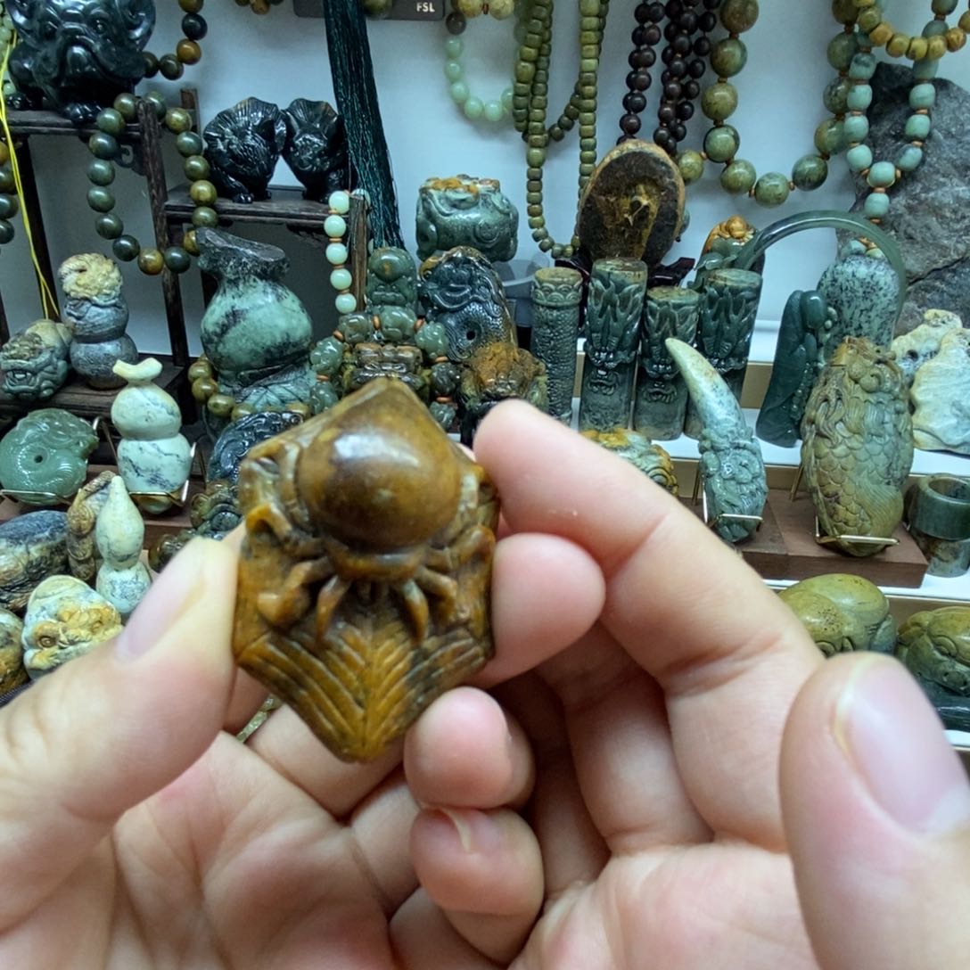 未镶嵌岫岩河磨玉（透闪石质玉）把件