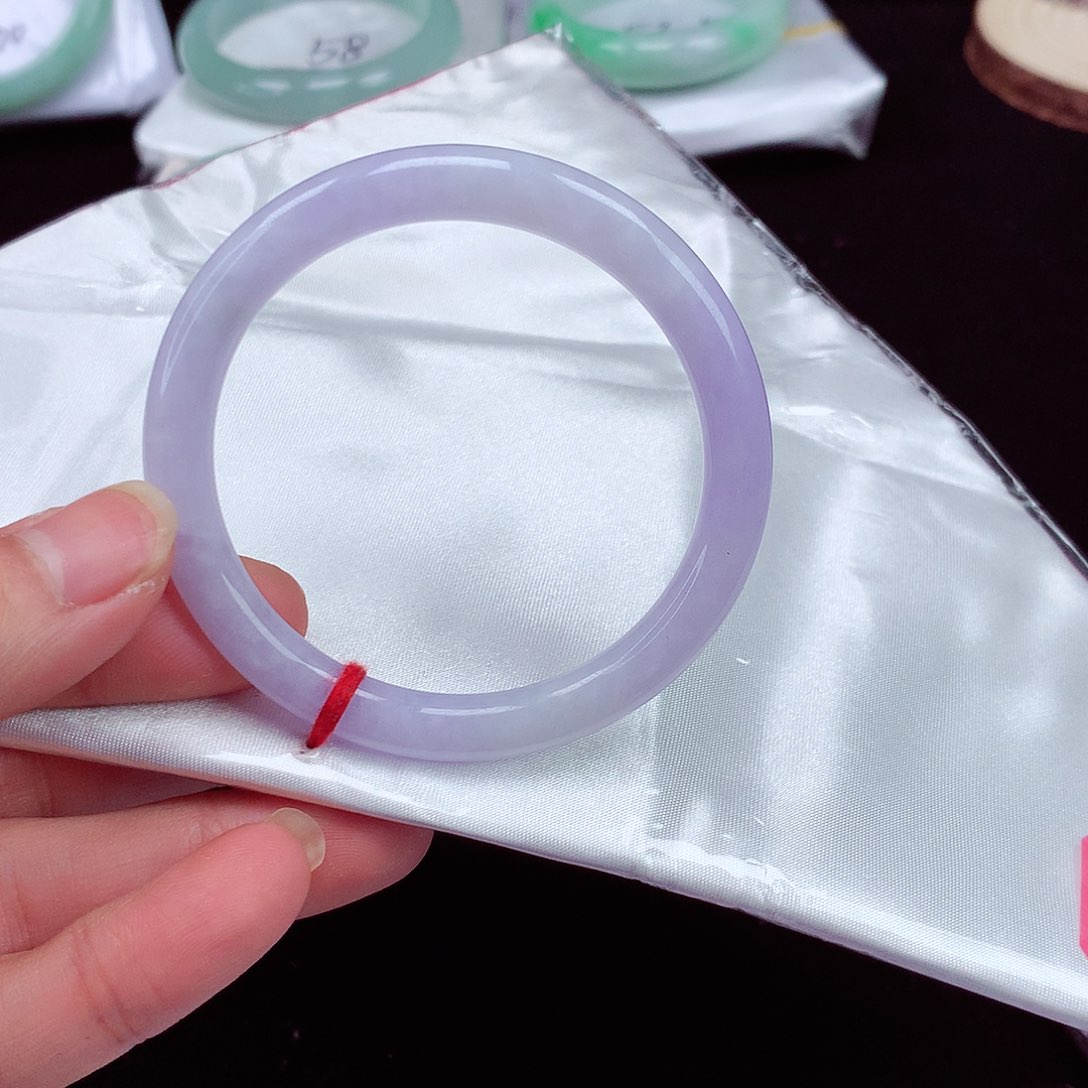 翡翠手镯未镶嵌翡翠