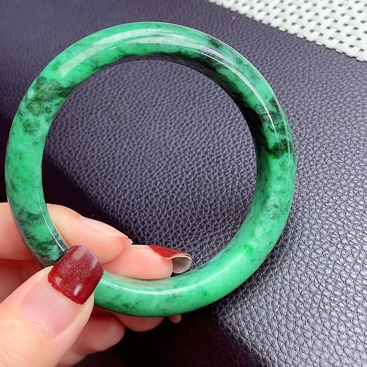 翡翠手镯未镶嵌翡翠
