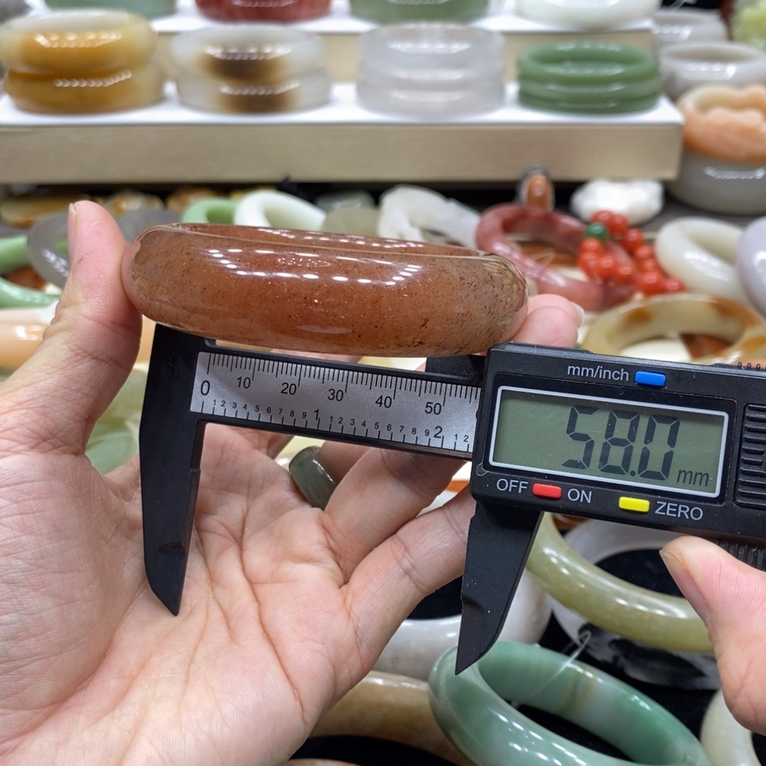 石英岩玉未镶嵌珠宝半成品