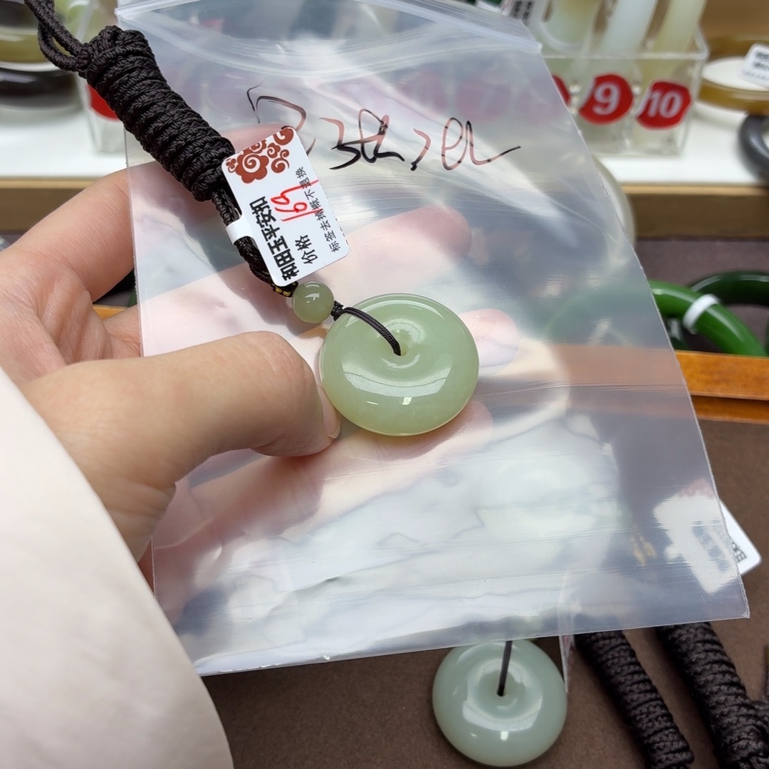 是***）和田玉未镶嵌手镯