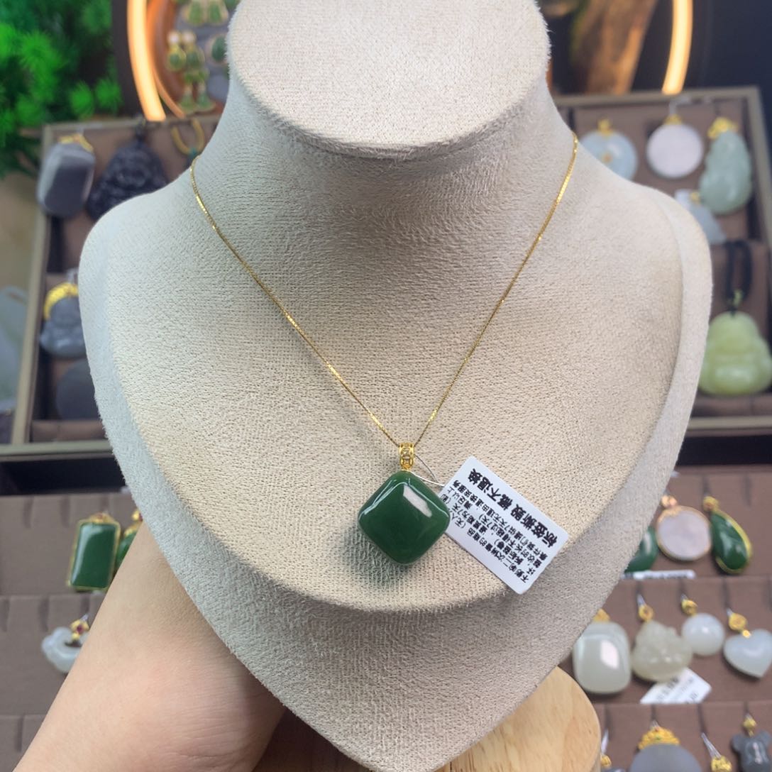 和田玉吊坠18K金镶嵌