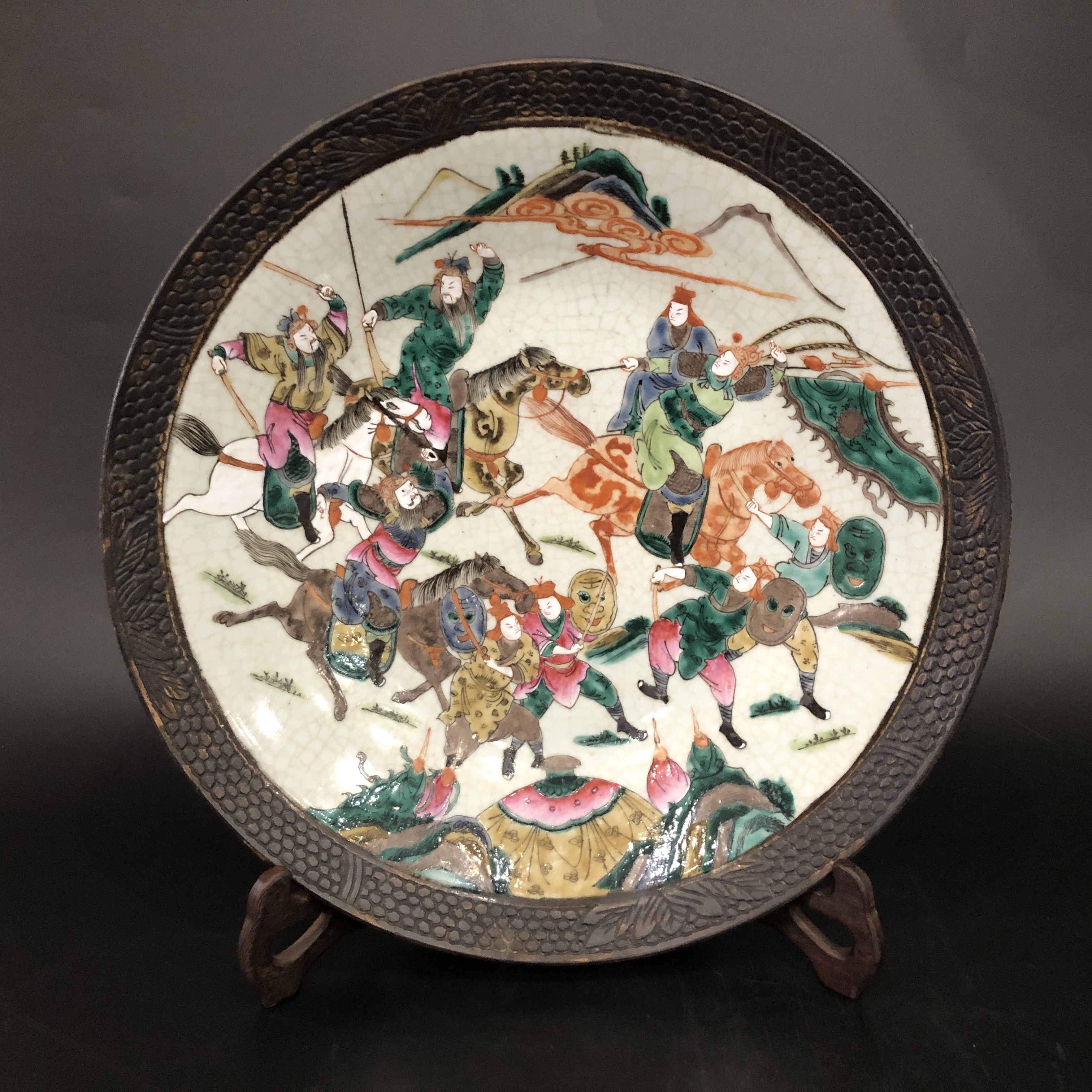 25110081 清同治哥釉五彩刀马人物故事大盘 直径40.5cm
