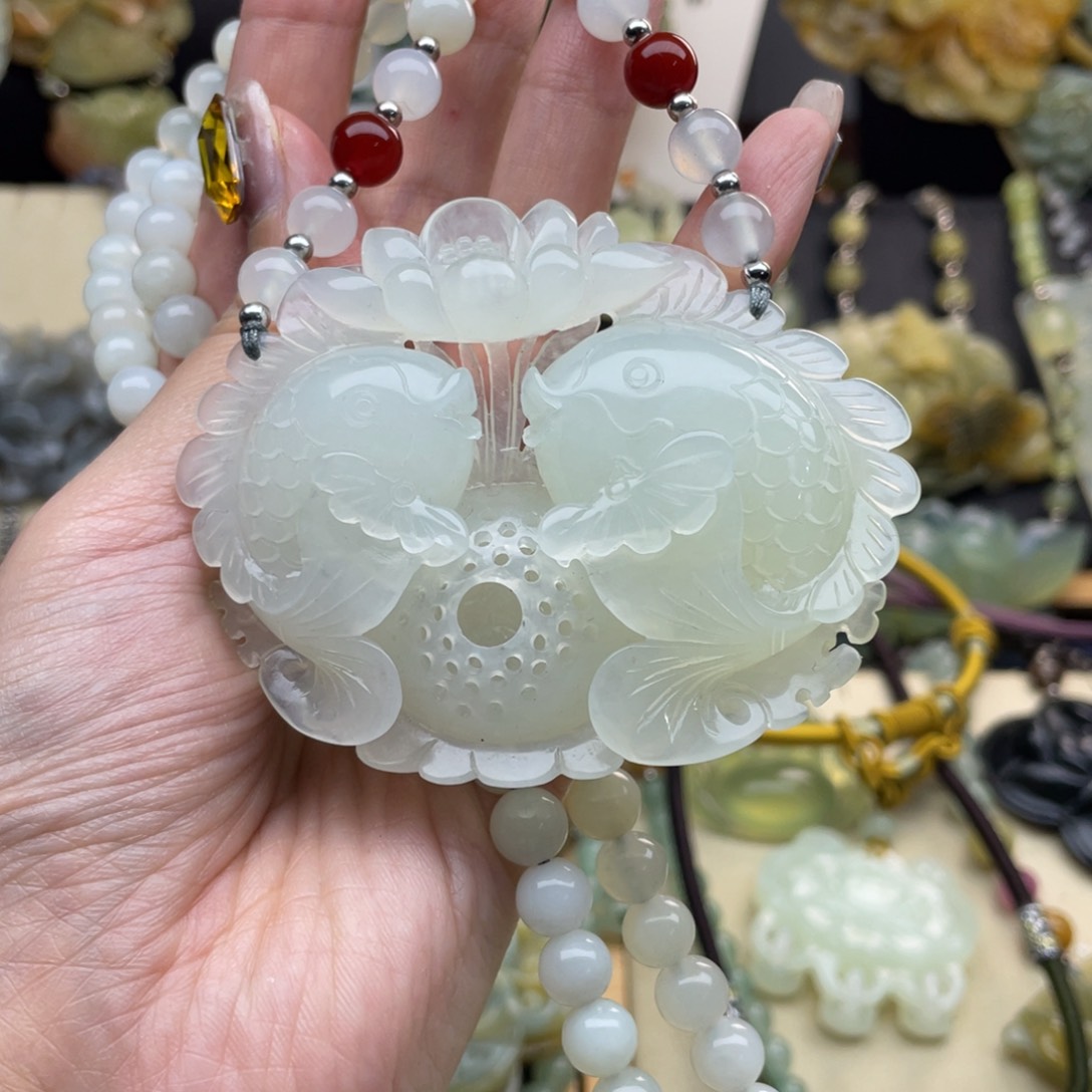 蛇纹石玉颈饰未镶嵌