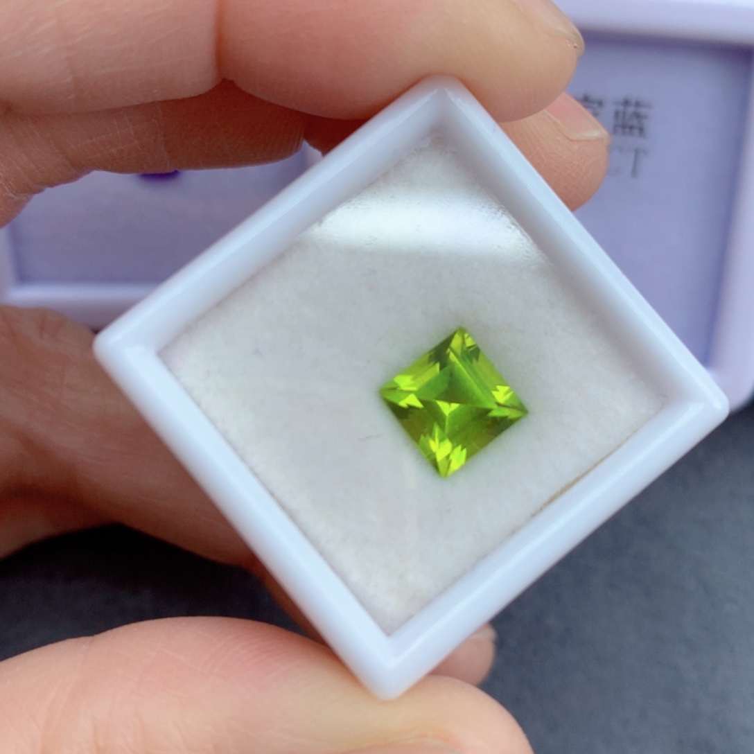 橄榄石2.01克拉裸石未镶嵌