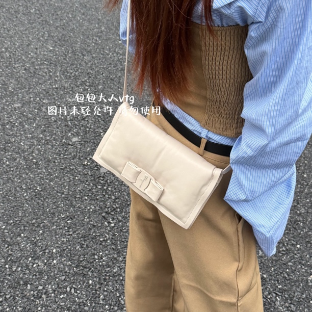 99新 FERRAGAMO/菲拉格慕 奶昔白vivawoc单肩包