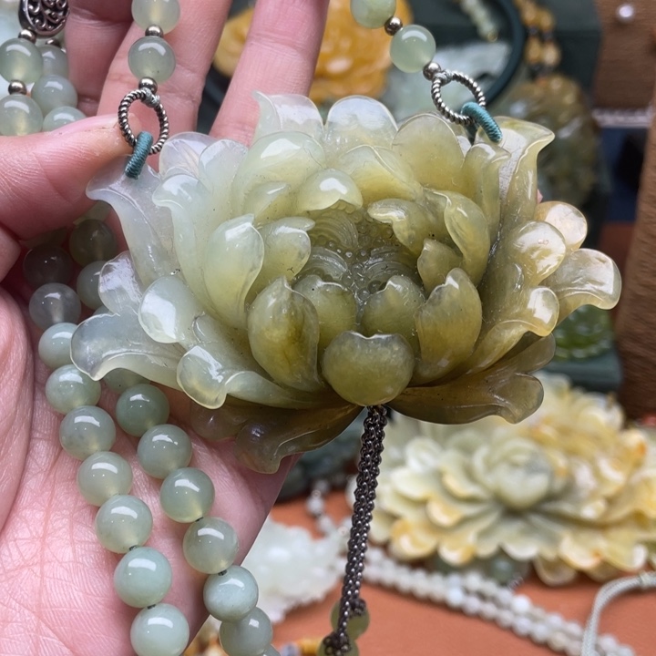 蛇纹石玉吊坠合金