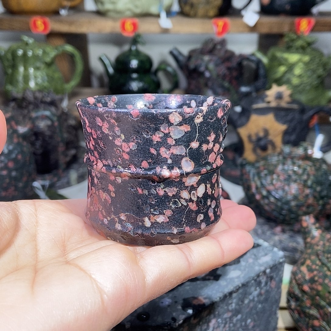 听***件安山玉梅花玉茶杯瑕