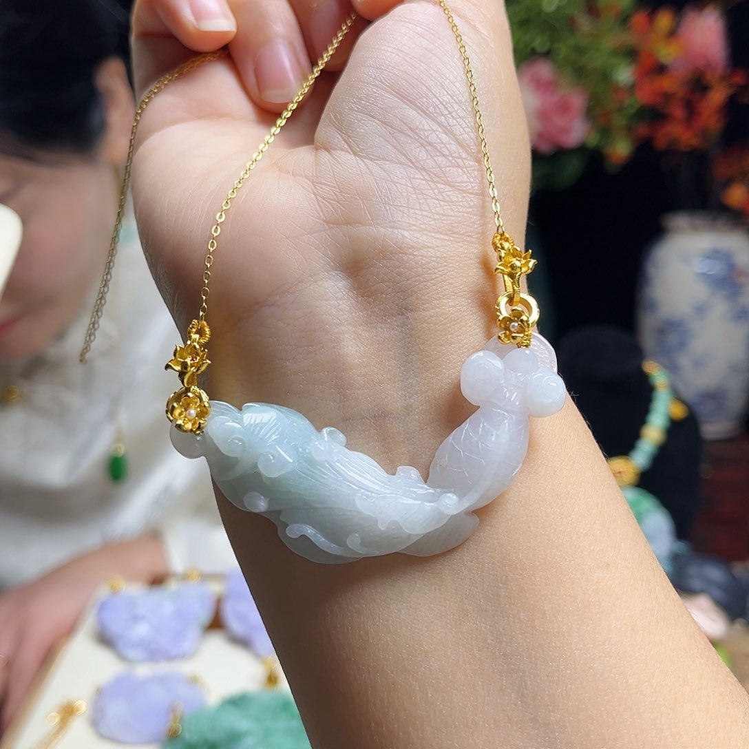 翡翠颈饰未镶嵌锦鲤