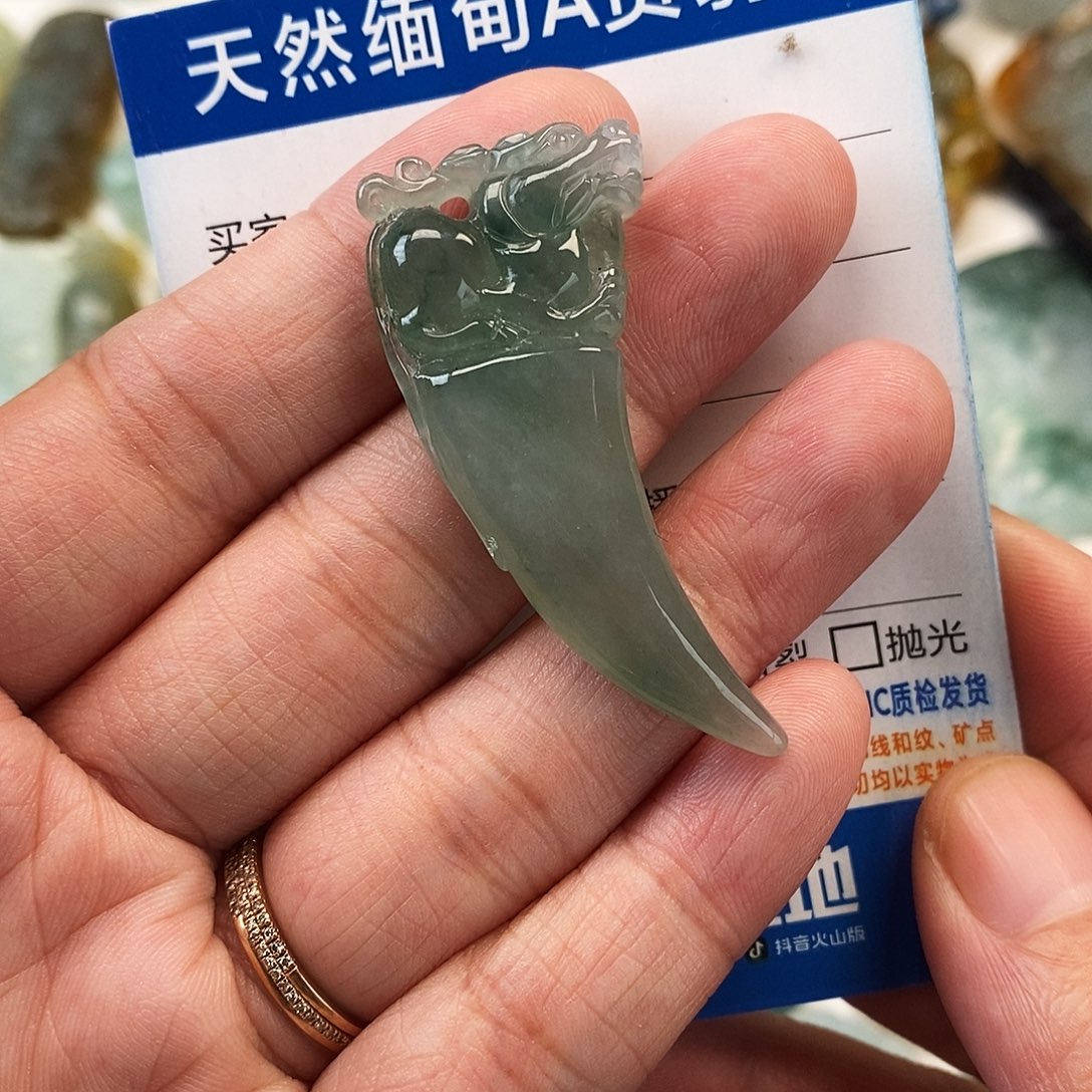 翡翠未镶嵌颈饰龙牙