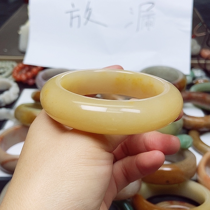 石英质玉手镯未镶嵌