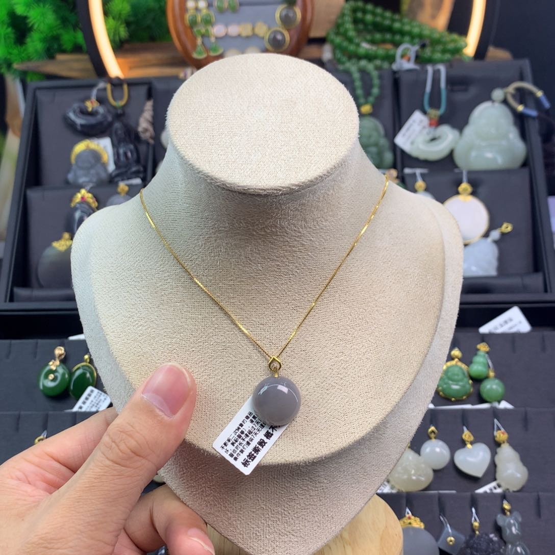 和田玉吊坠18K金镶嵌