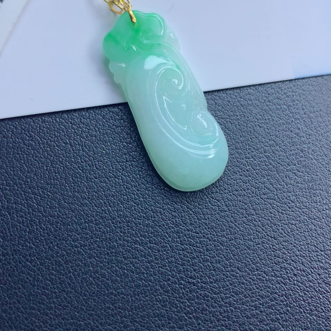 翡翠颈饰未镶嵌如意