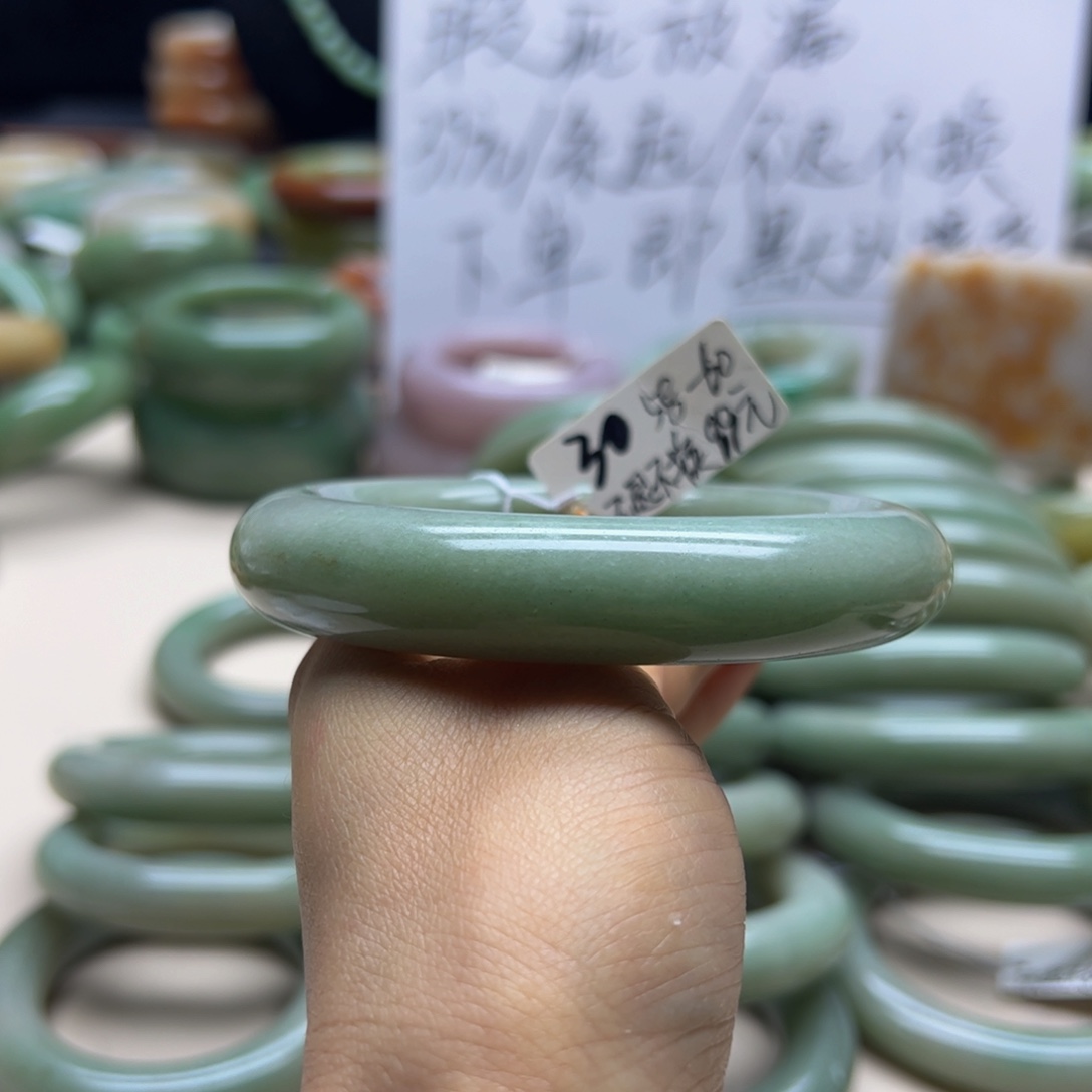 未镶嵌手镯石英岩玉