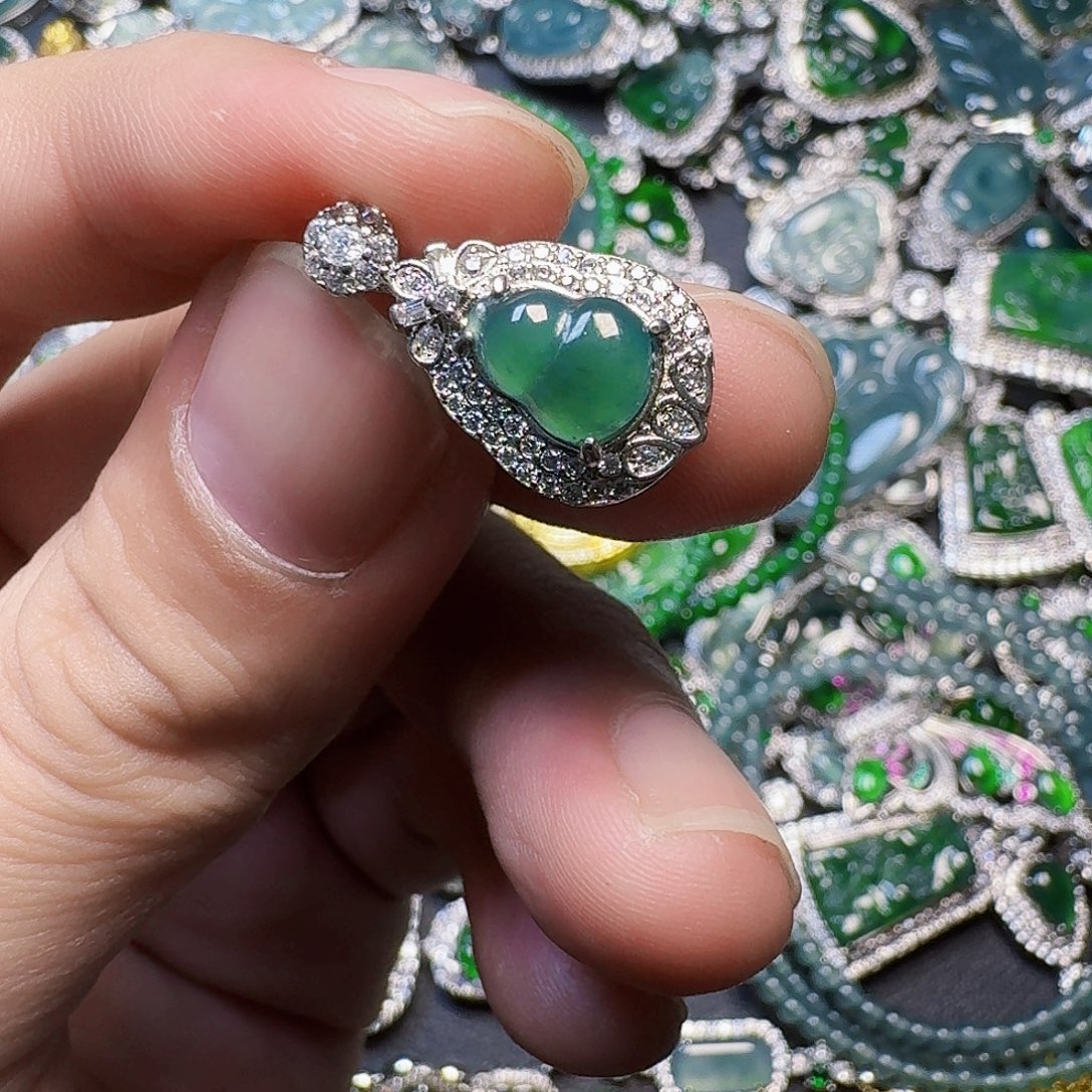 翡翠未镶嵌颈饰天然A货翡翠放漏