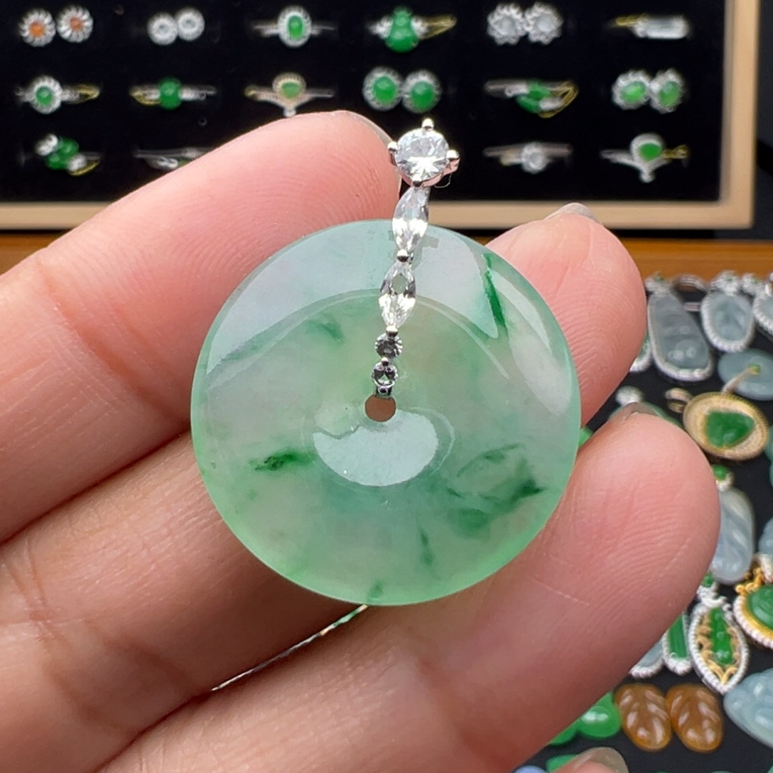 翡翠18K金镶嵌颈饰扣