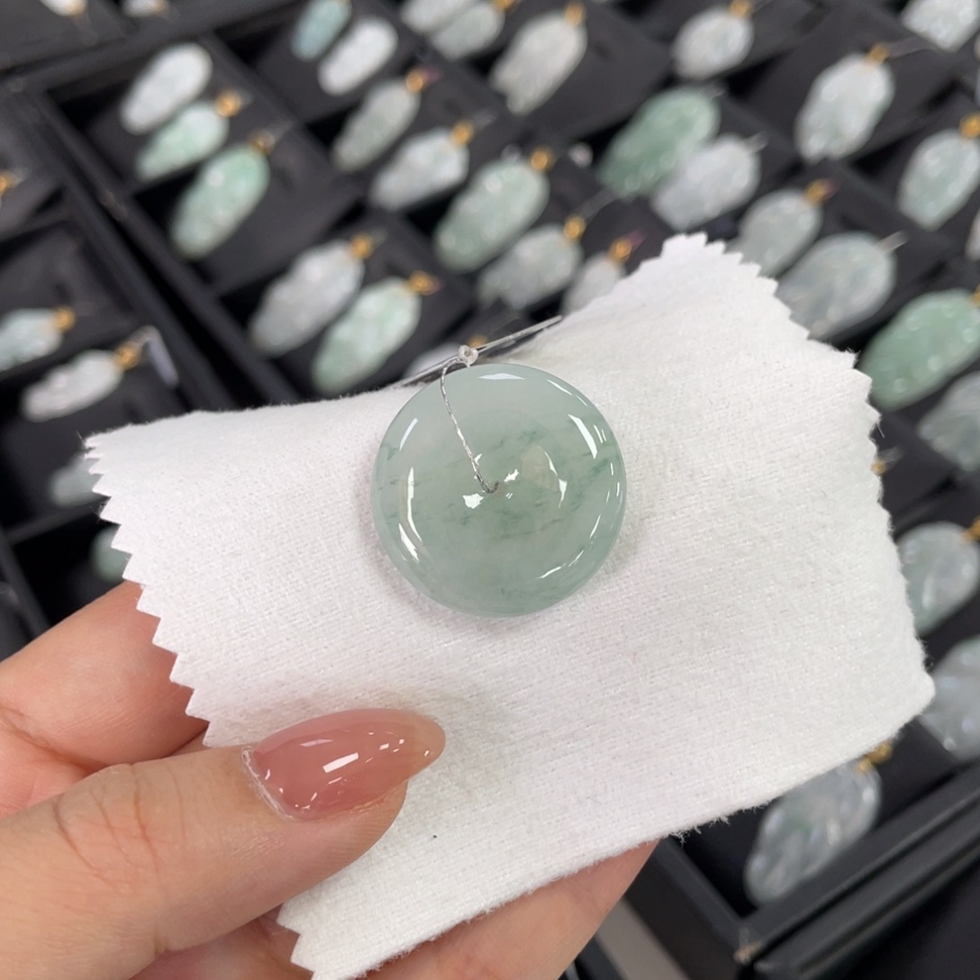 翡翠颈饰未镶嵌平安扣