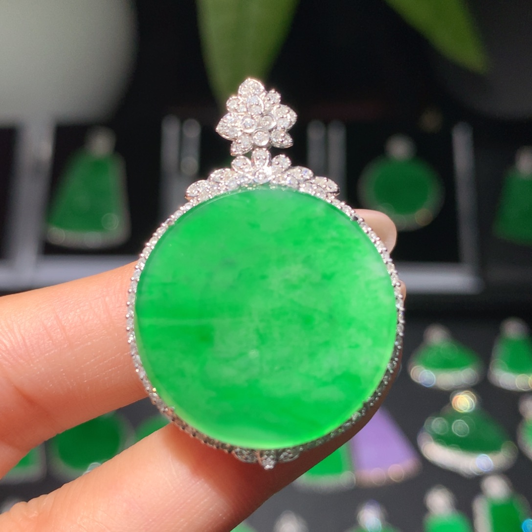 翡翠18K金镶嵌颈饰翡翠