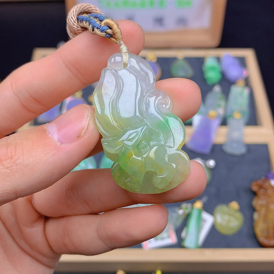 翡翠颈饰18K金镶嵌翡翠