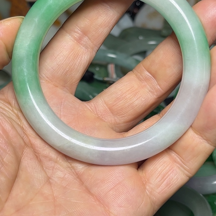 寒***冬翡翠未镶嵌颈饰翡翠手镯88888