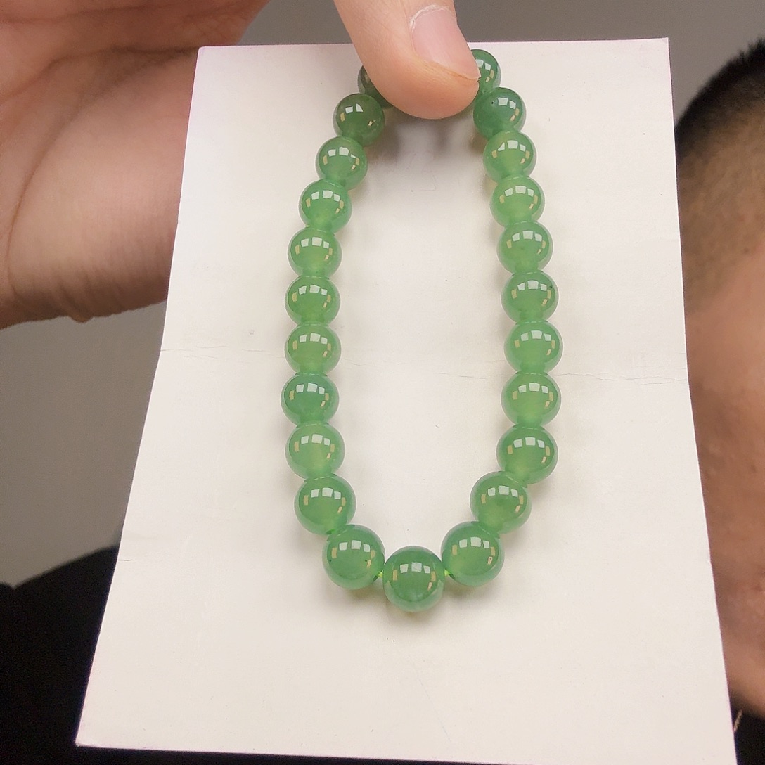 翡翠未镶嵌颈饰一件