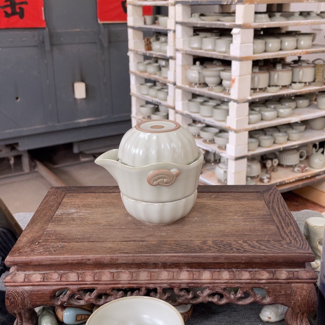 瓷片月白釉金鱼快客