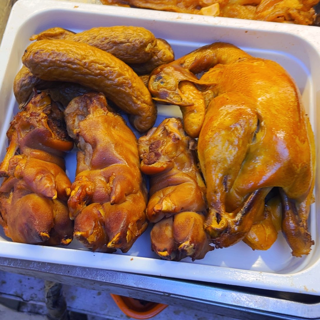 三黄鸡➕3个六两猪手➕1斤红肠