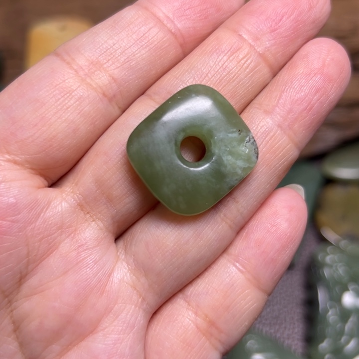 岫岩河磨玉（透闪石质玉）未镶嵌颈饰