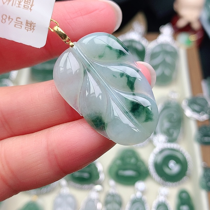 颈饰18K金镶嵌翡翠吊坠