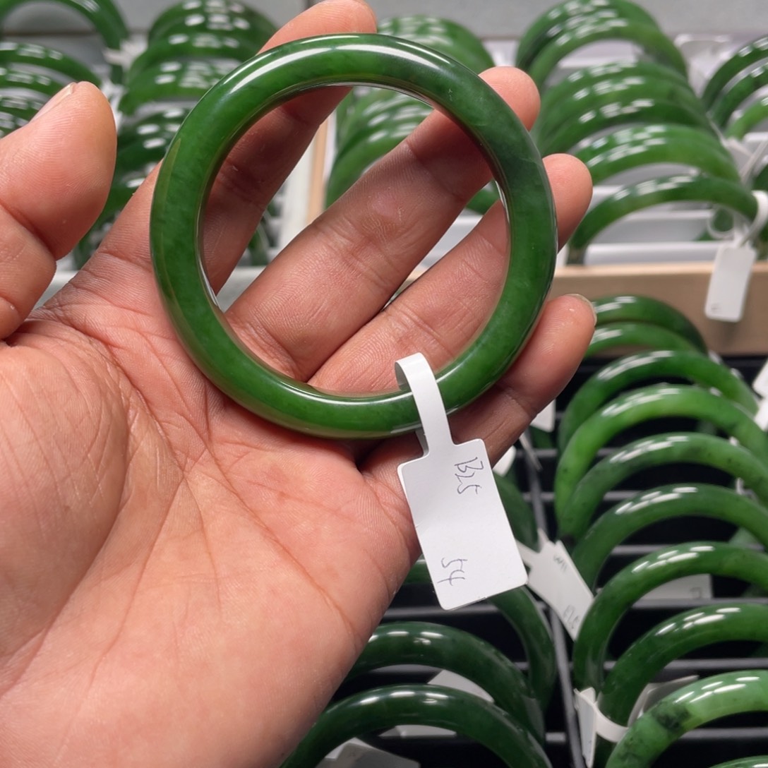 岁***雪和田玉（碧玉）未镶嵌手镯