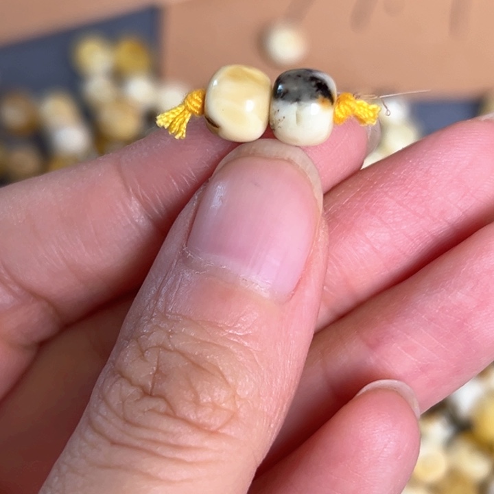 未镶嵌蜜蜡裸石7.6mm一对