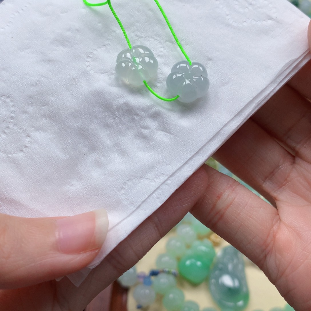 翡翠未镶嵌颈饰是