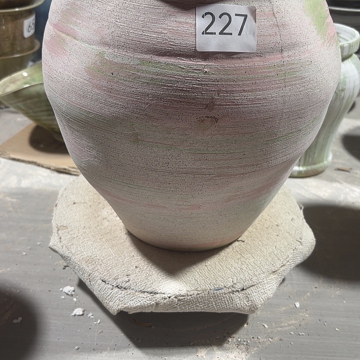 摆件陶高26，口18，227，有孔，瑕疵处理