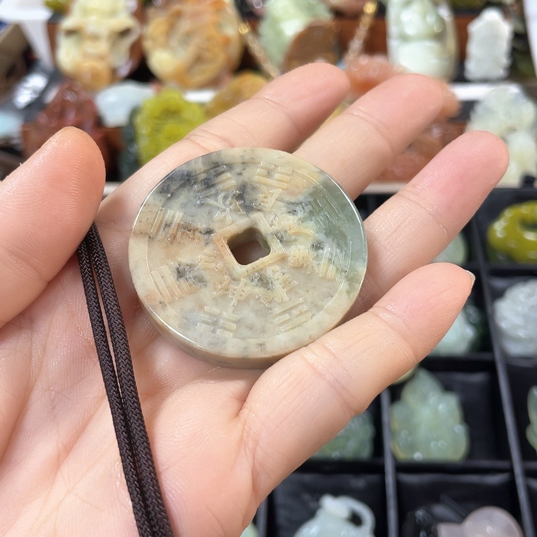 蛇纹石玉颈饰未镶嵌