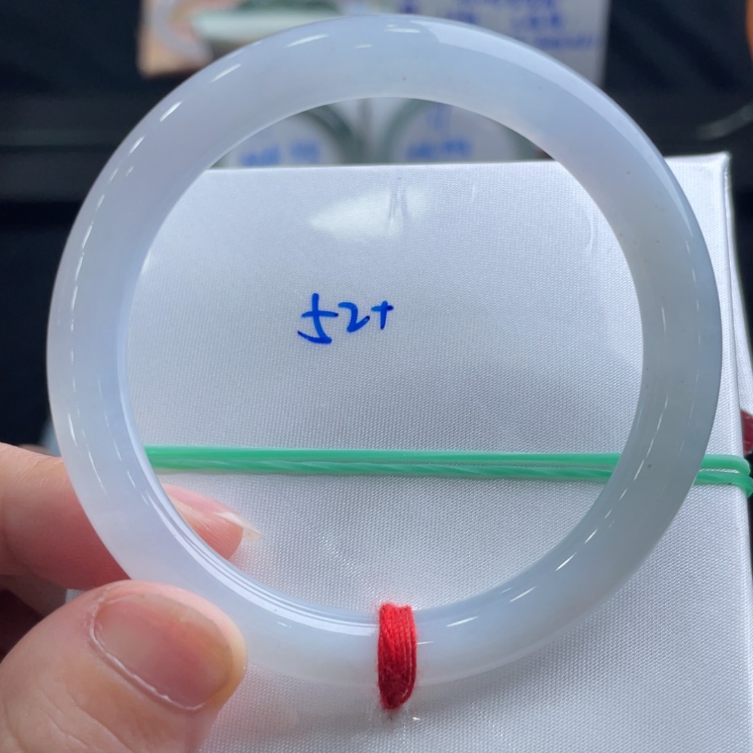 翡翠手镯未镶嵌翡翠手镯