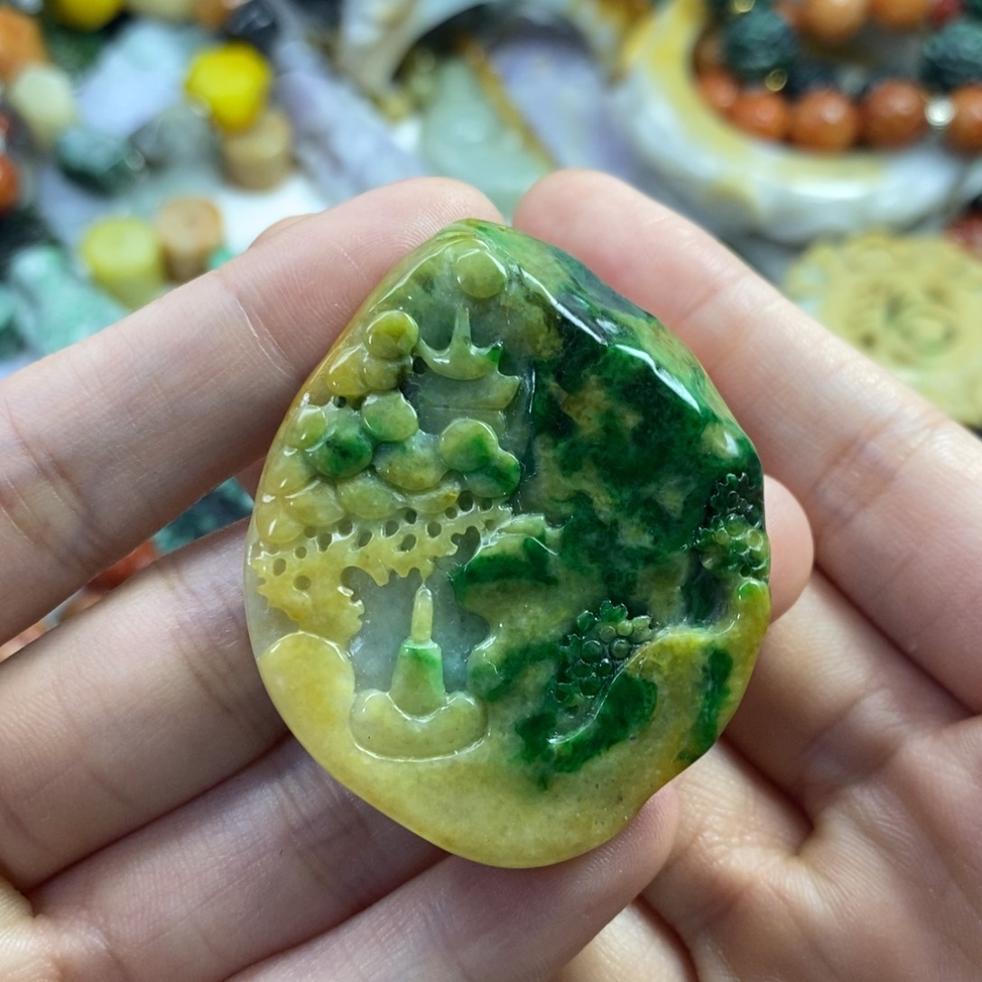 翡翠未镶嵌颈饰摇*