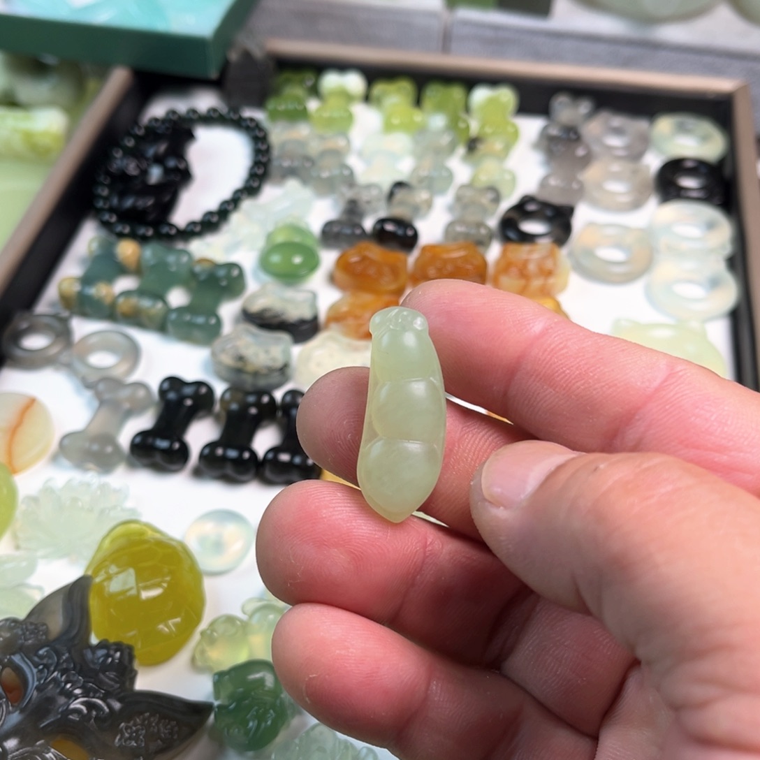 蛇纹石玉原石未镶嵌