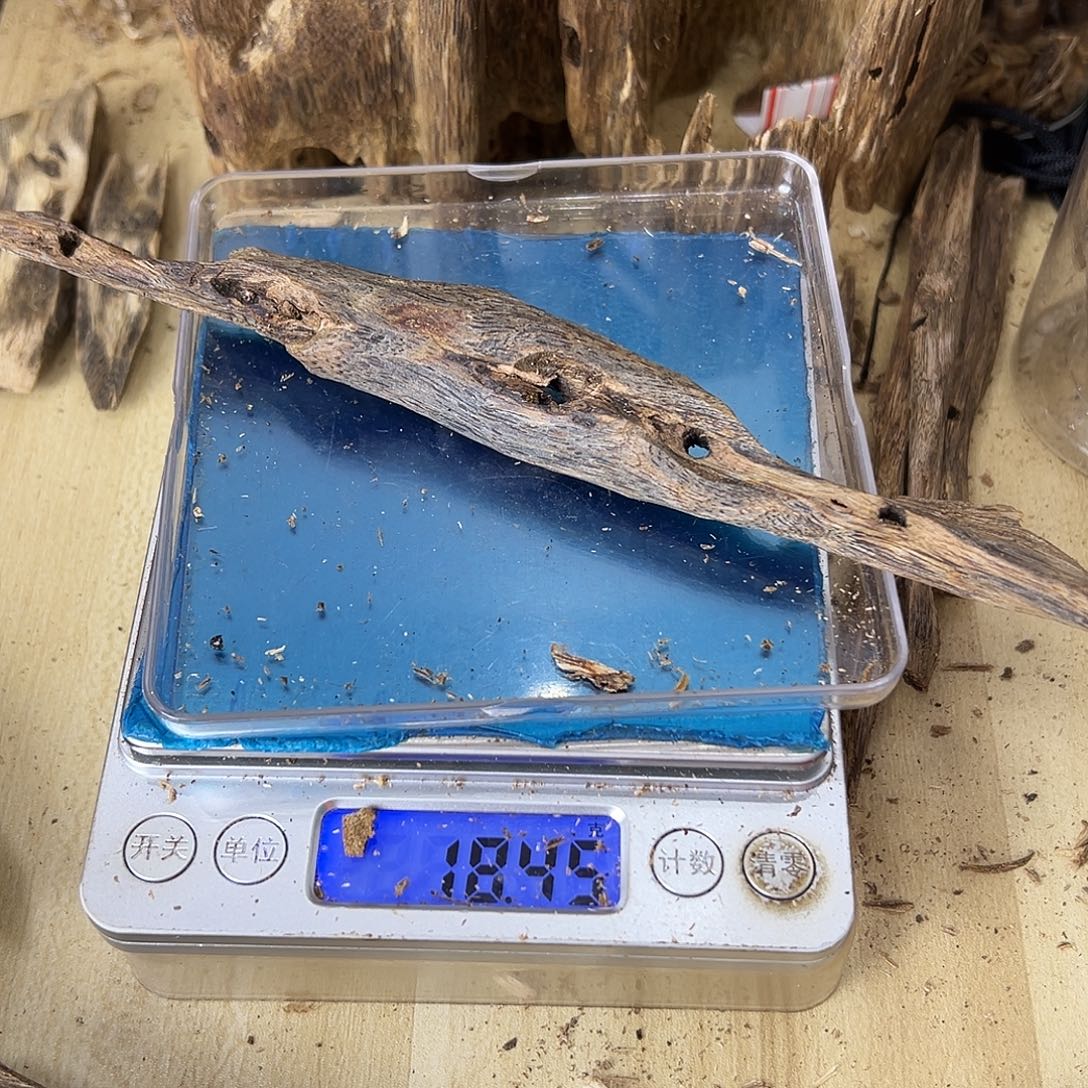 香料绿奇楠虫漏18克蓝宝石