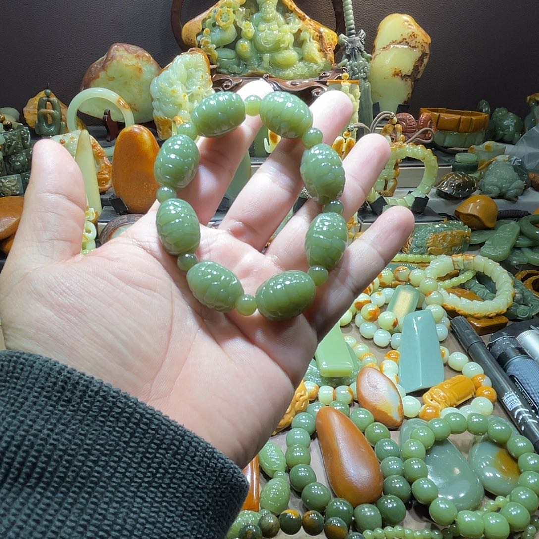 透闪石质玉未镶嵌珠宝奇石