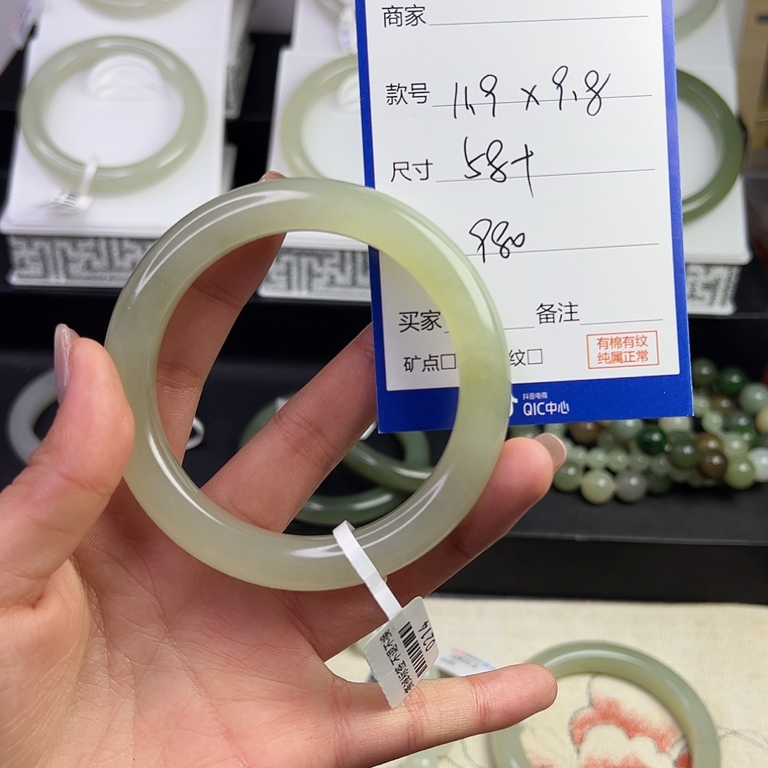 和田玉手镯未镶嵌天**主