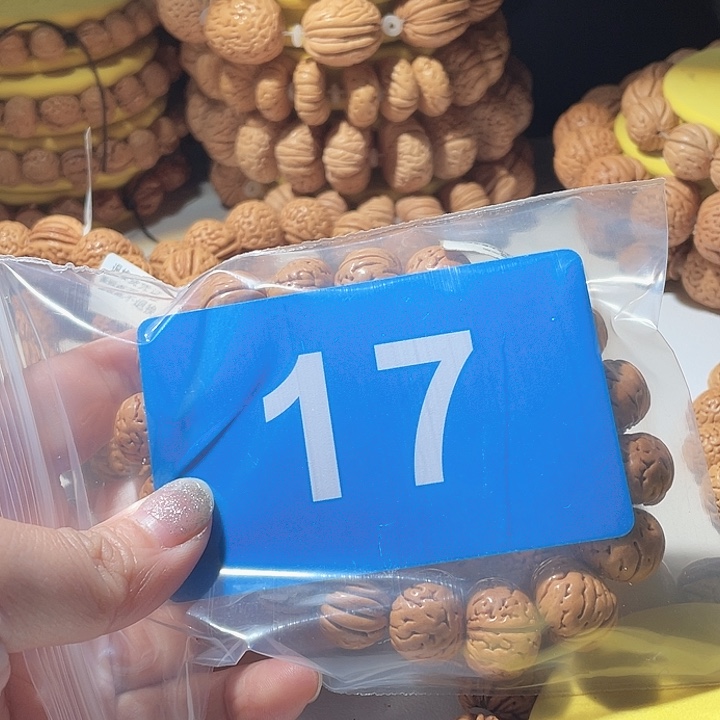 楼***楼吊坠桃核桃核手串树王。17
