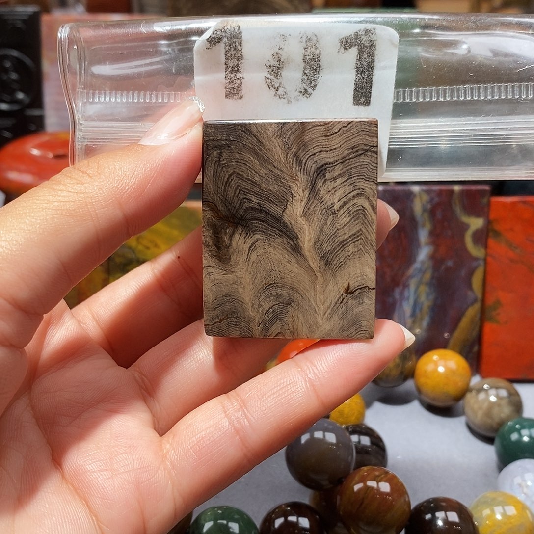 未镶嵌天然北票硅化玉吊坠硅化玉