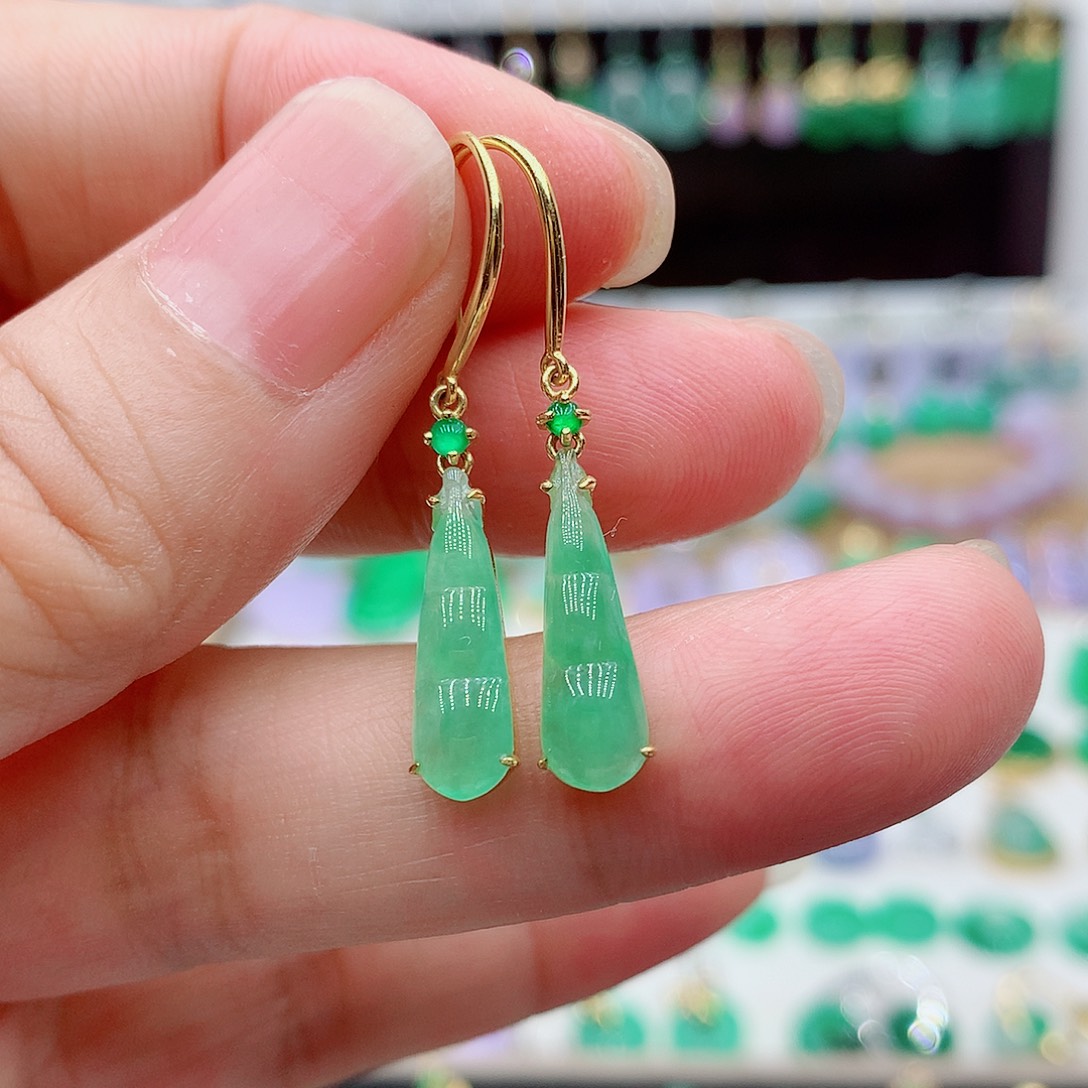 18K金镶嵌翡翠耳饰