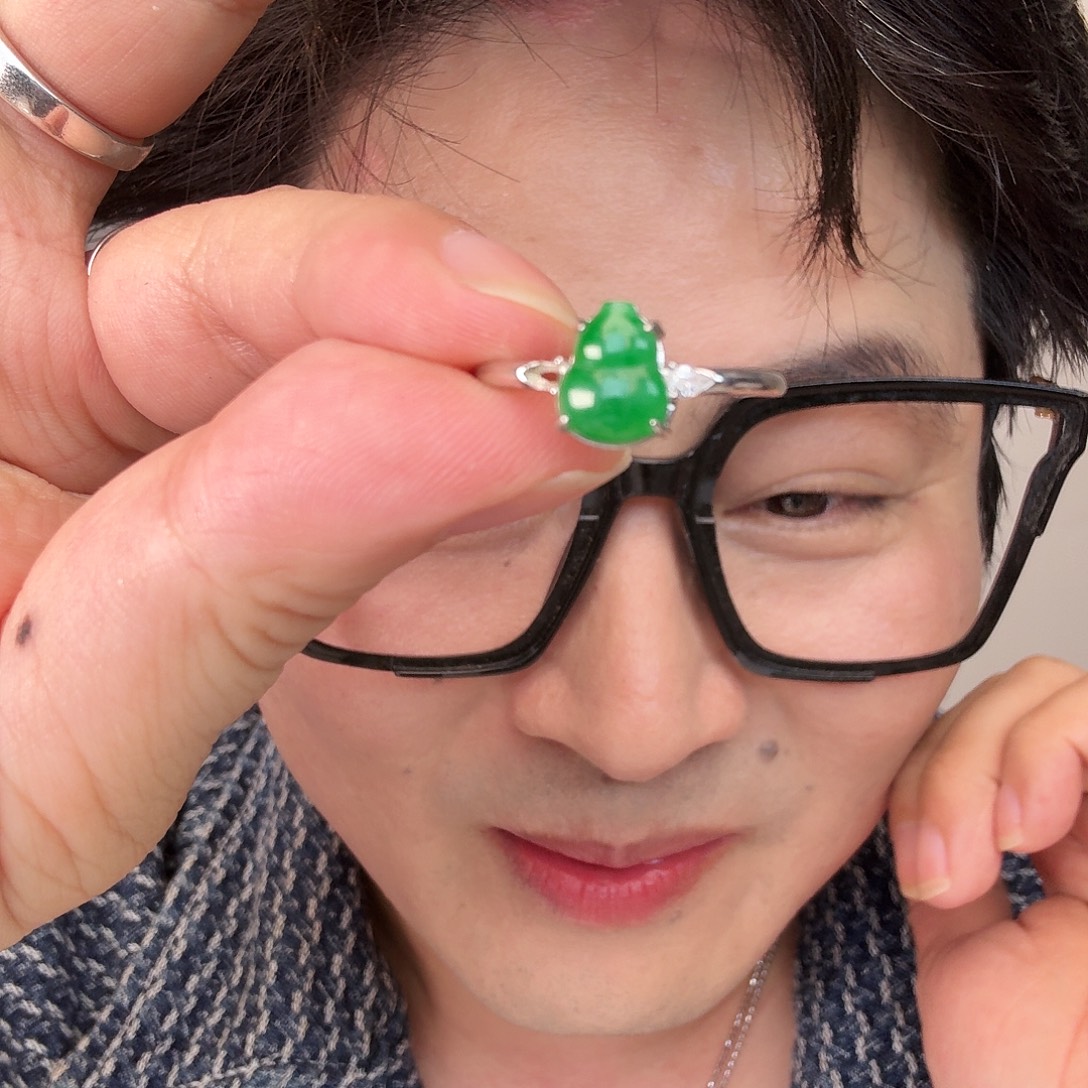 翡翠未镶嵌颈饰一件