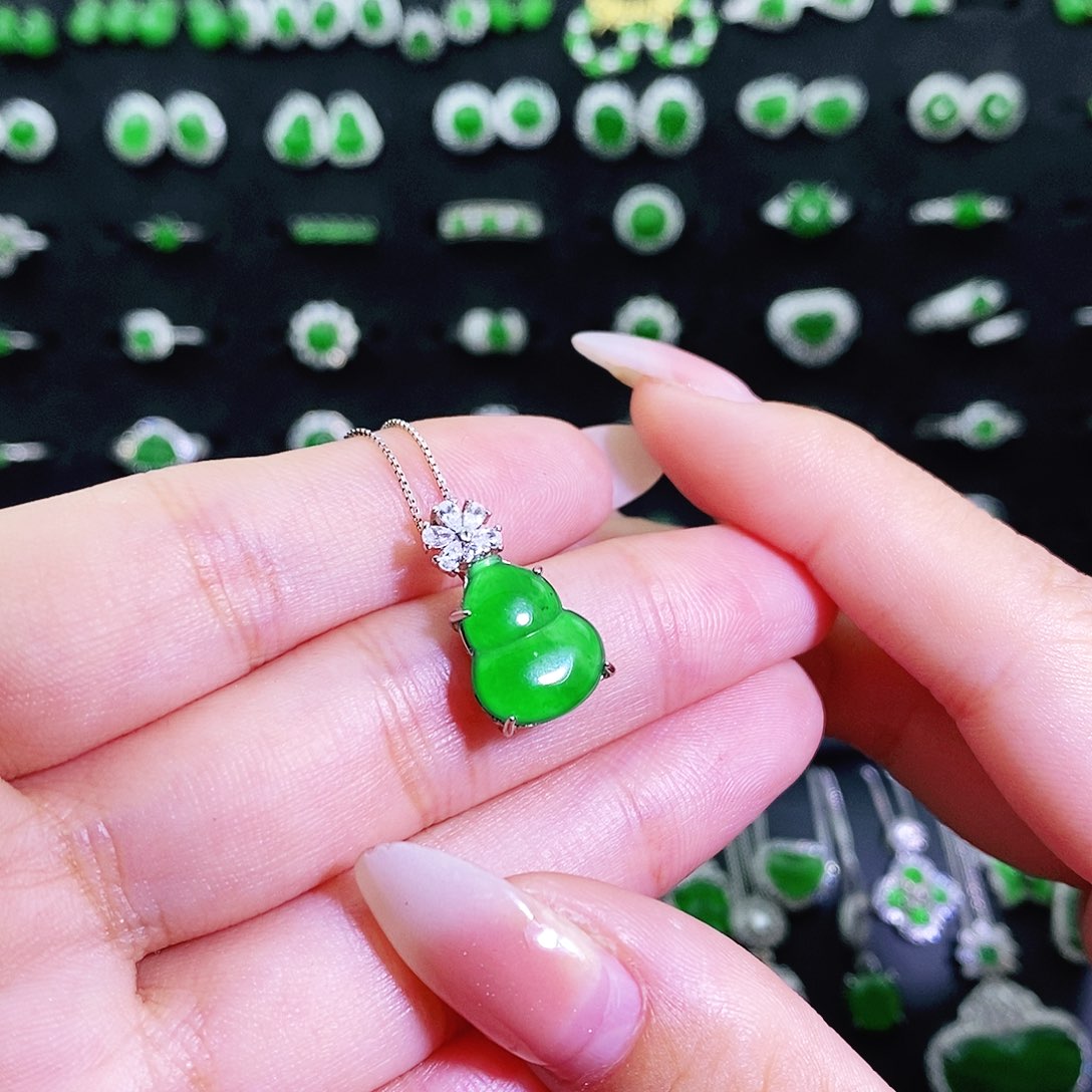 芯***水翡翠银S925镶嵌颈饰多样性